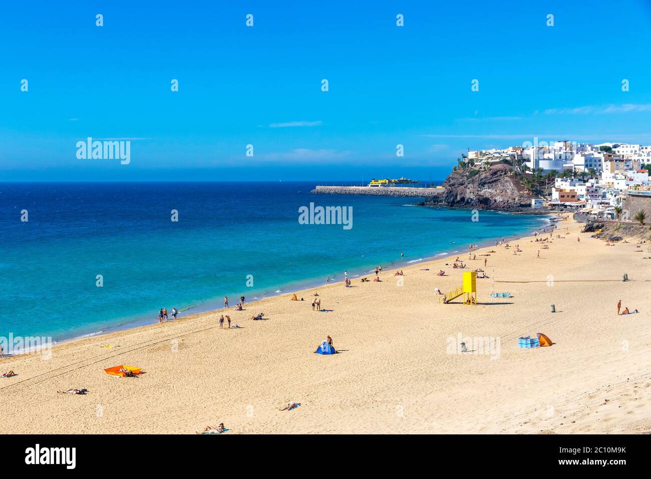 Spiaggia di Morro del Jable città (Morro Jable spiaggia) sull isola di Fuerteventura, Isole Canarie, Spagna. Uno dei migliori spiaggia delle Canarie. Ammenda giallo s Foto Stock
