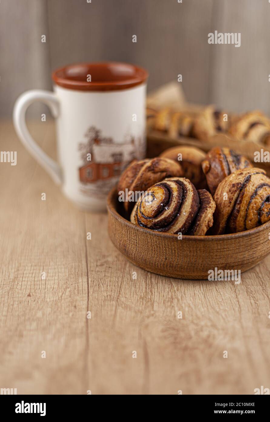Biscotti fatti in casa rotondi sul tavolo. Biscotti a strisce con cacao e cannella. Rotoli di appetitosi. Sfondo in legno con posto per il testo. Cibo a casa. Foto Stock