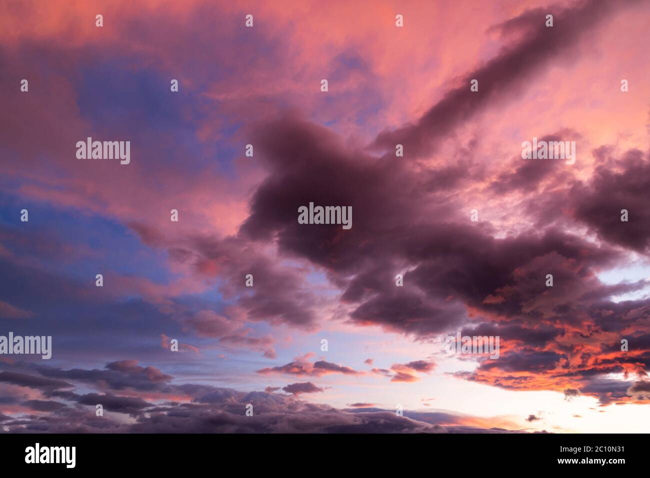 Cielo nuvoloso e umoroso con bei colori della mattina presto prima dell'alba Foto Stock