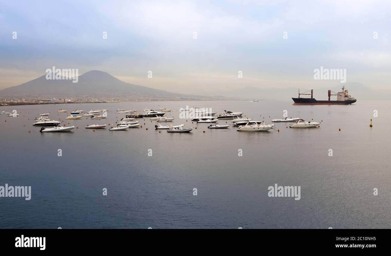 Le barche in una baia di Napoli, in Italia, al mattino stoltoso. Foto Stock