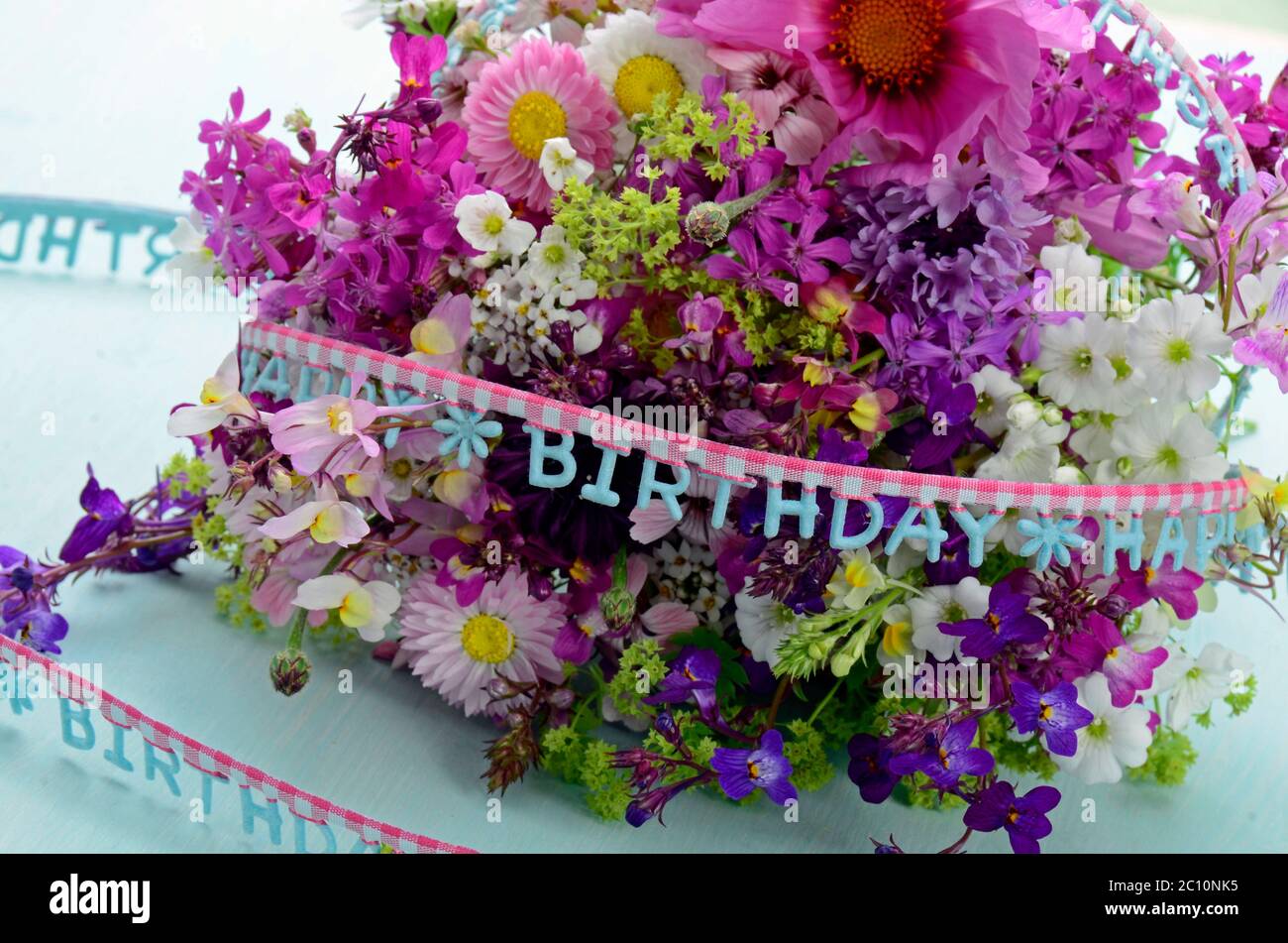Bouquet di compleanno con fiori d'estate Foto Stock