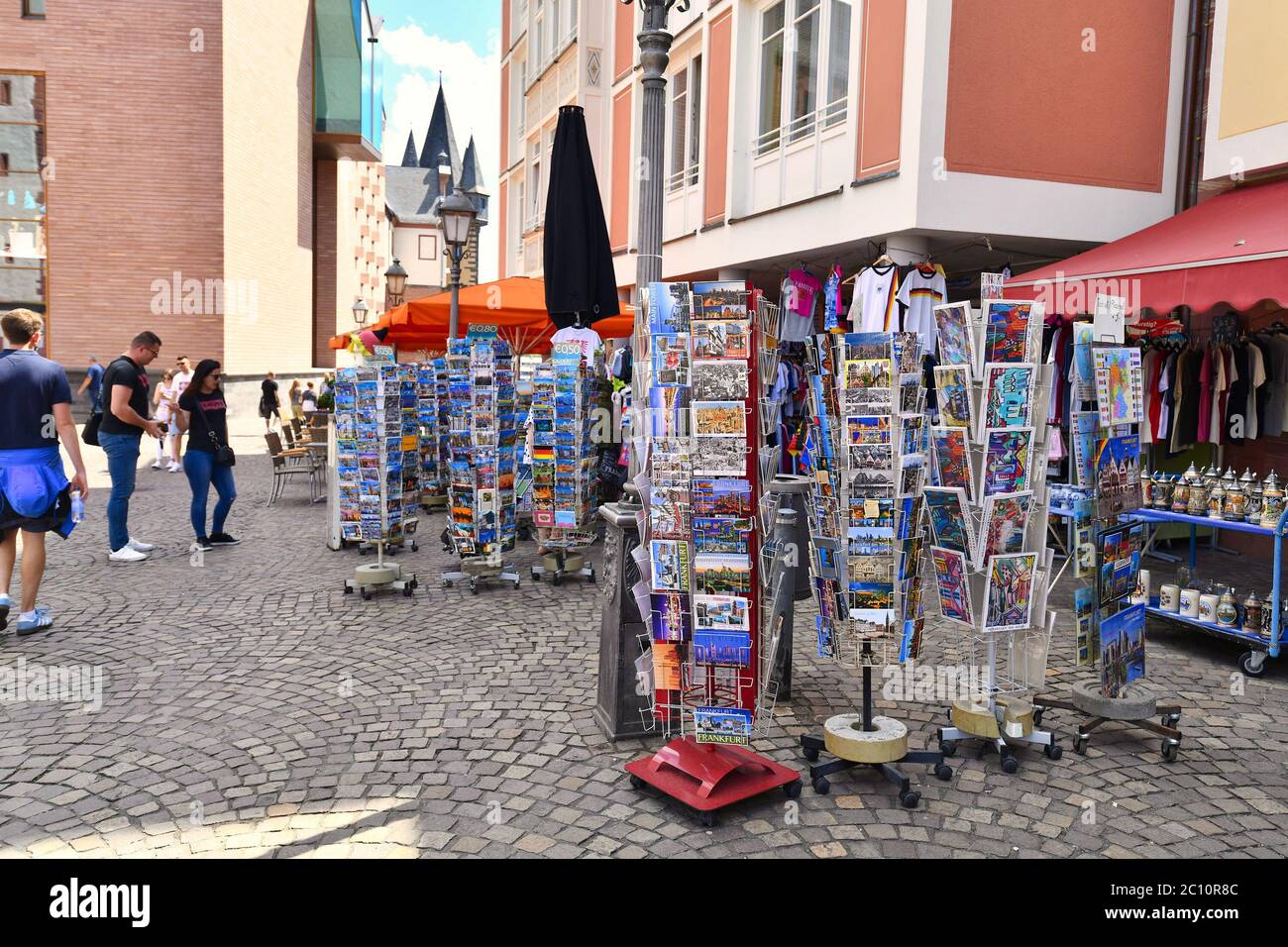Francoforte sul meno, Germania - Giugno 2020: Cartoline in vendita di fronte al negozio di souvenir nel centro storico della città di Francoforte Foto Stock