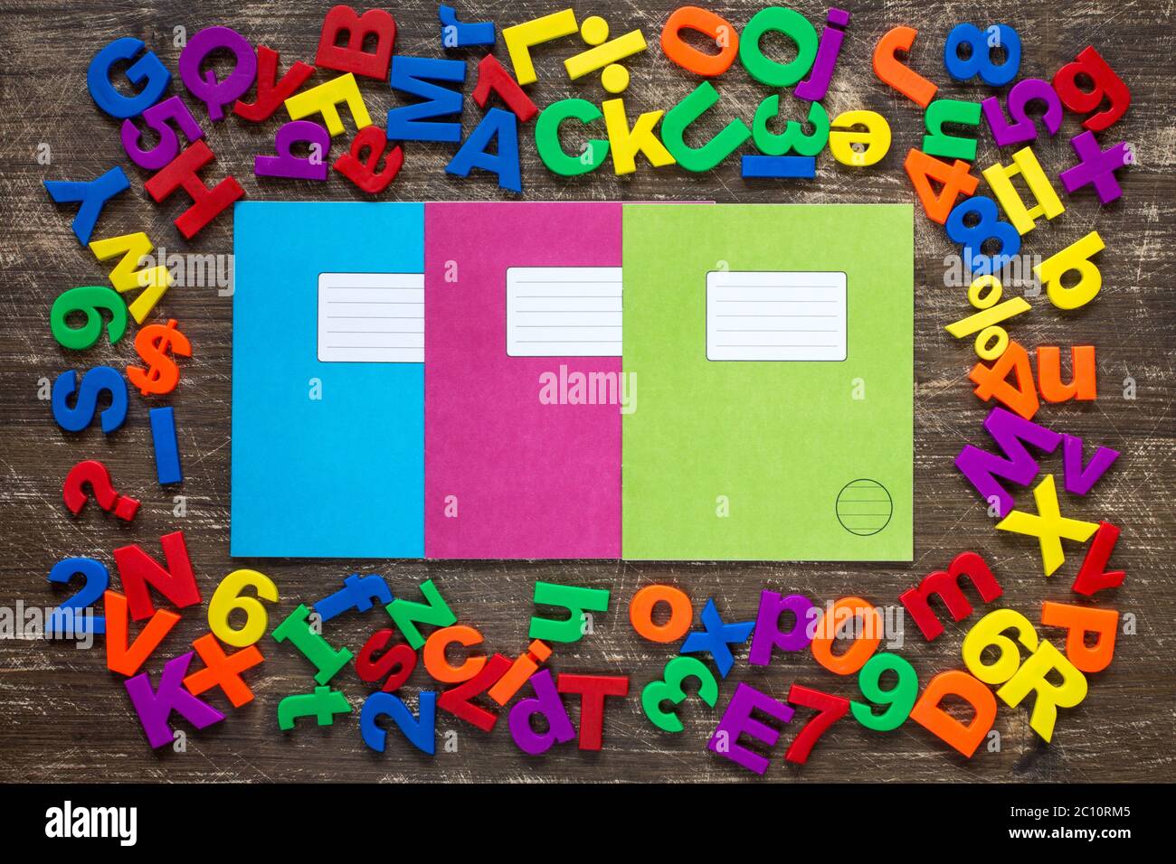Quaderni con colorate lettere e numeri Foto Stock