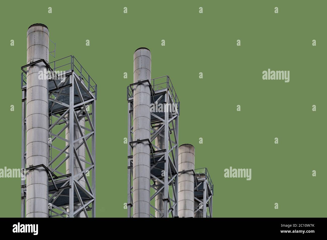 Zona industriale e acciaio diverse tubazioni isolate su sfondo verde scuro Foto Stock