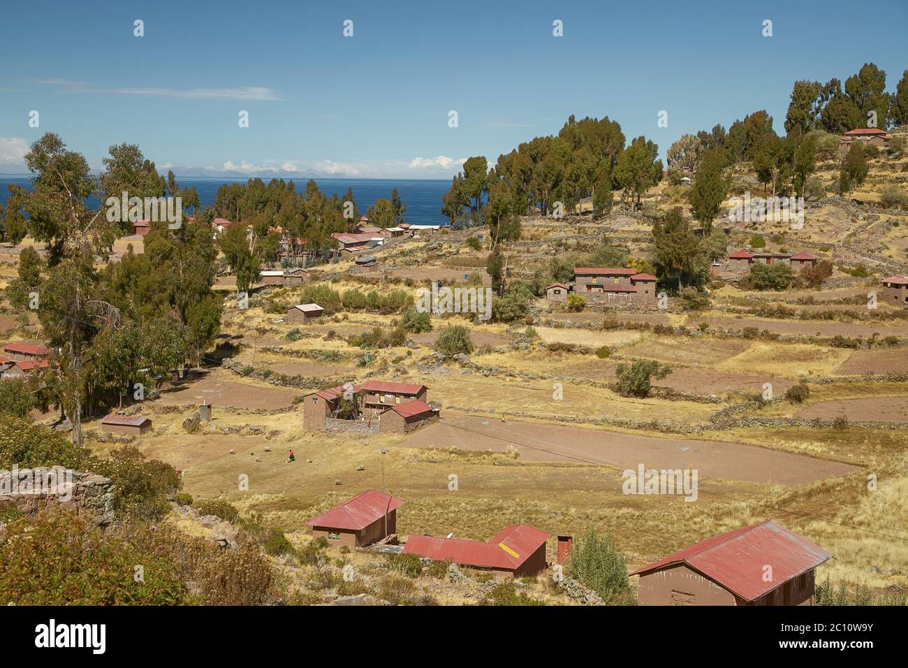 Case di Peope peruviana locale vivere sull'isola di Taquile al lago Titicaca in Puno Perù Foto Stock