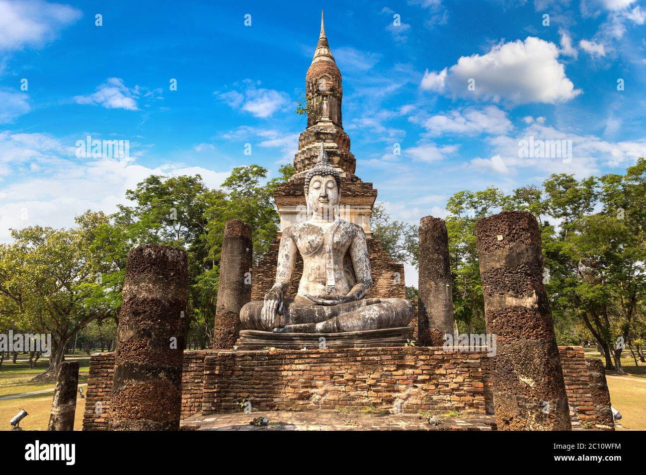 Tempio di Traphang Ngoen nel parco storico di Sukhothai, Thailandia in una giornata estiva Foto Stock