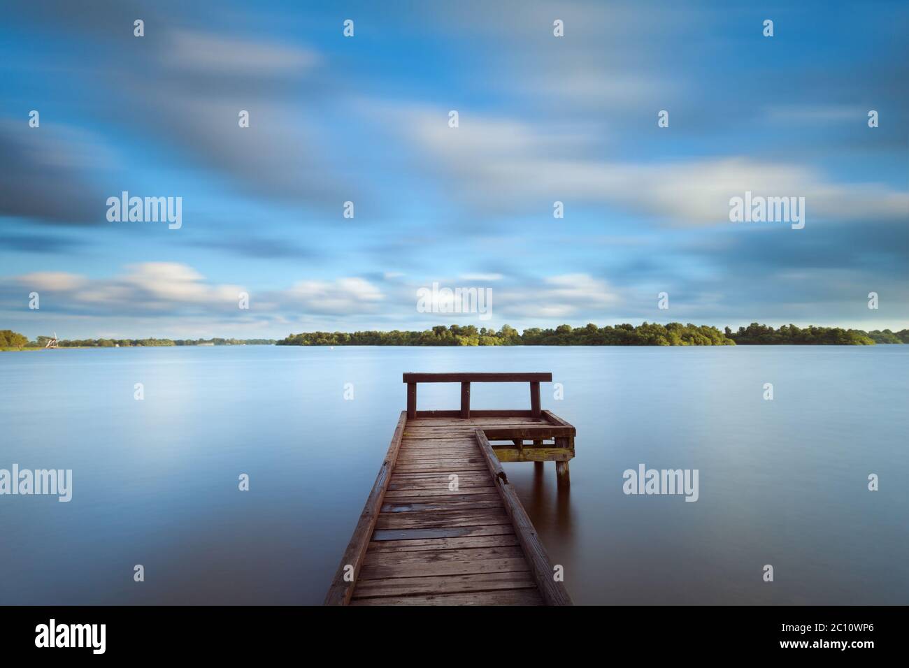 molo in legno sul grande lago con lunga esposizione Foto Stock