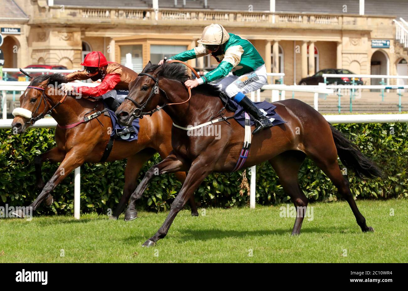 Il frizzante Perry guidato da James Sullivan (oro e seta verde) vince il Betway British Stallion Stacchs EBF Fillies 'Novice Stakes presso l'ippodromo di Doncaster. Foto Stock