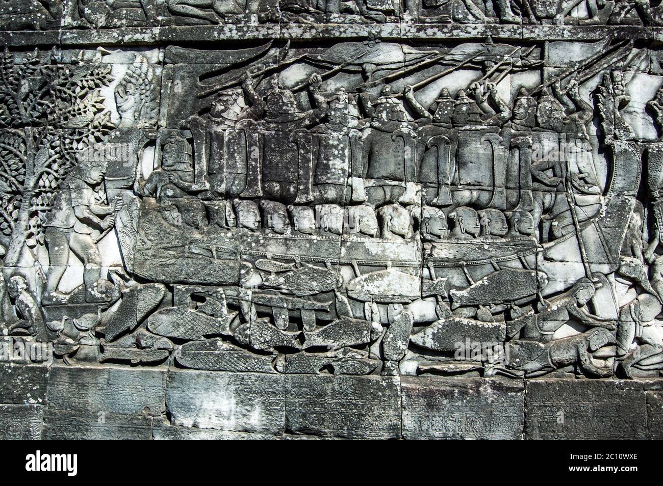 Antica scultura in bassorilievo Khmer che mostra i combattenti Cham che prendono parte a una battaglia navale sul lago Tonle SAP in Cambogia. Tempio di Bayon, Angkor Thom, Sie Foto Stock
