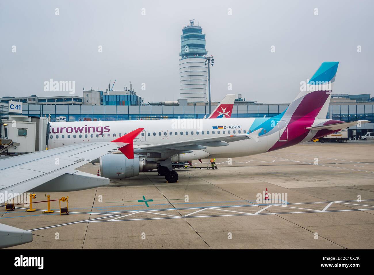 Aereo Eurowings Airbus A320-200 al cancello, Aeroporto Internazionale di Vienna. Eurowings è la compagnia aerea low-cost del Gruppo Lufthansa. Foto Stock