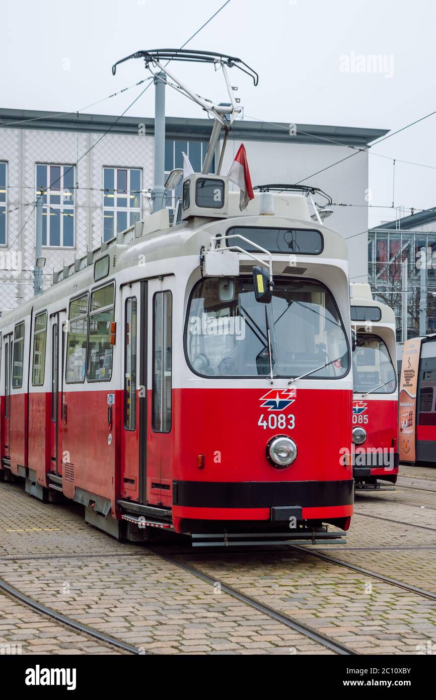 Vienna snodò il tram rosso 4083 , costruito negli anni '70 ancora in uso, parcheggiato in un deposito di tram, Vienna, Austria Foto Stock