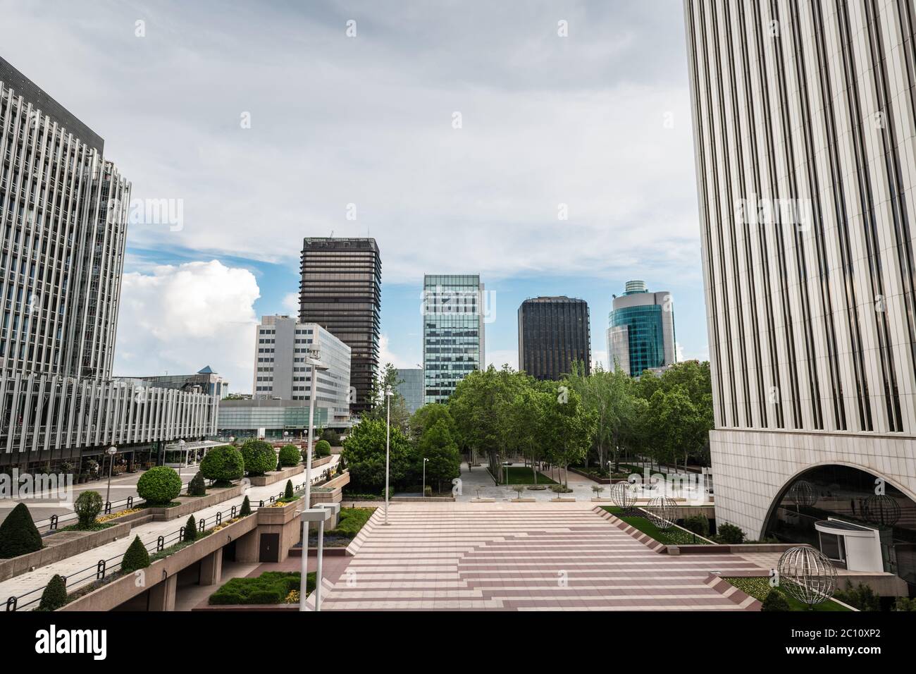 Vista grandangolare del quartiere finanziario e finanziario AZCA di Madrid, Spagna. Foto Stock