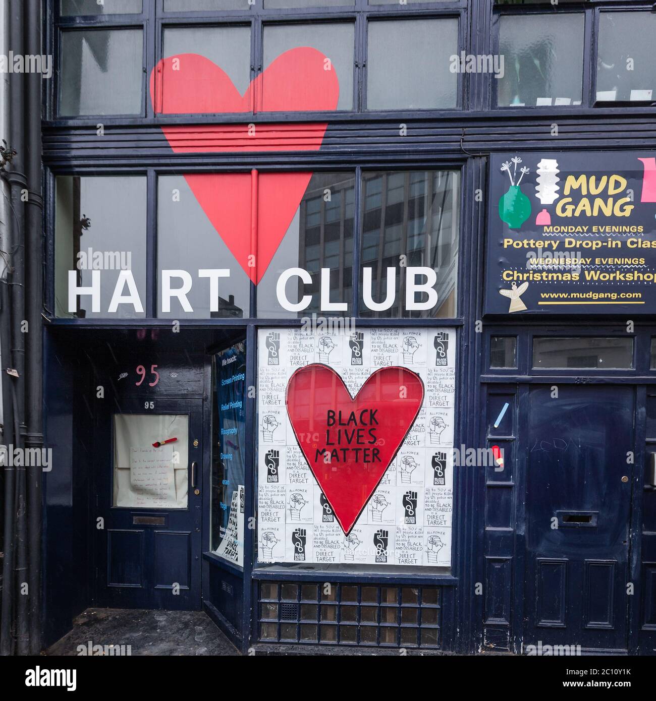 Segni nella finestra del Hart Club a Londra mentre il blocco si allenta, e Black Lives la materia di protesta continua. Foto Stock