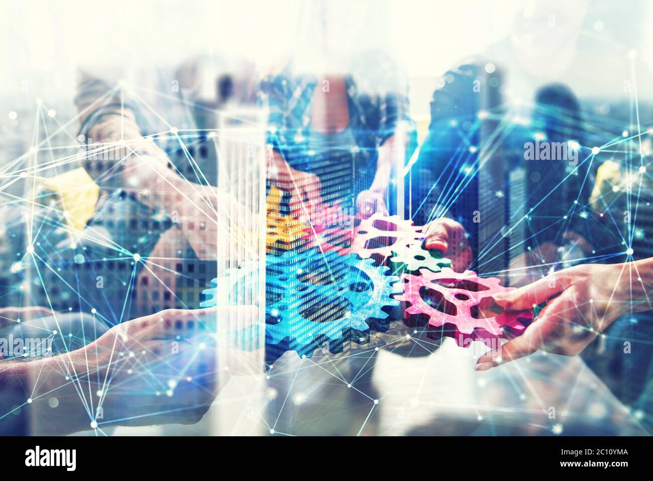 Gruppo di lavoro di uomini d'affari trovare l'accordo tenendo un pezzo di attrezzatura in mano. Concetto di lavoro di squadra e di partenariato commerciale. Doppia esposizione con Foto Stock