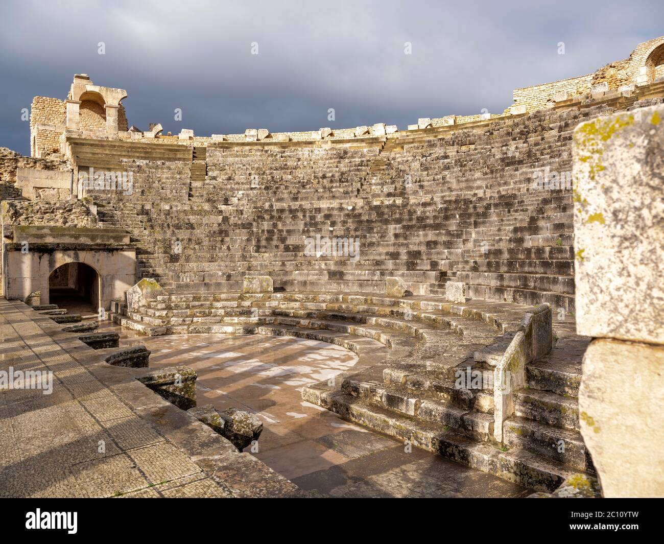 L'antico sito archeologico romano di Dougga (Thugga), Tunisia con uno degli anfiteatri meglio conservati in Nord Africa Foto Stock