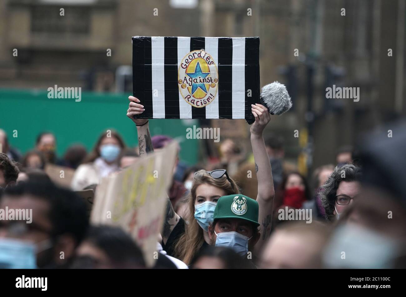 Manifestanti di una protesta contro Black Lives Matter al Grey's Monument a Newcastle. Foto Stock
