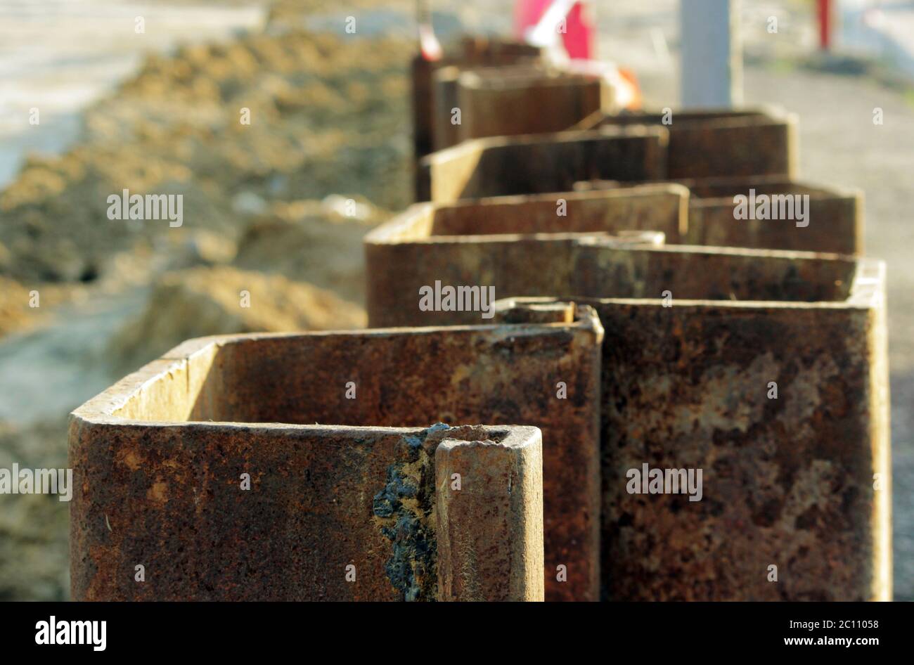 Costruzioni in metallo per impedire lo spargimento del terreno durante la costruzione incroci stradali a Mosca. Foto Stock