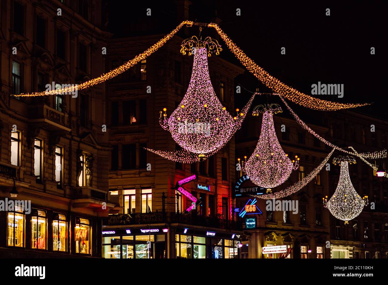 Le luci natalizie più emblematiche di Vienna sono i grandi lampadari che si affacciano su Graben Street. Foto Stock