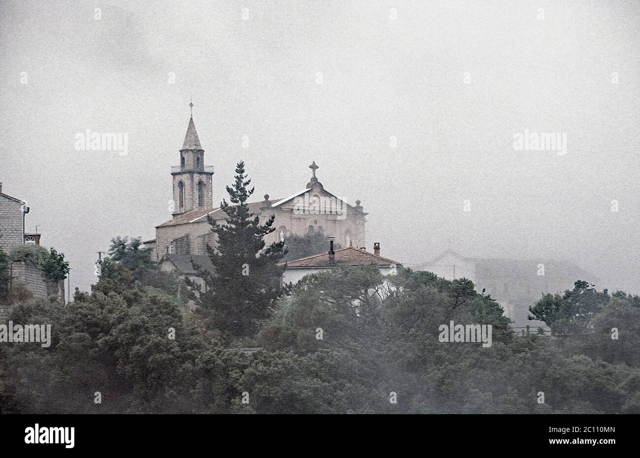 Foto illustrazione  il Convento di San Damiano visto attraverso la nebbia nella città medievale di Sartene in Corsica. 1980 Foto Stock