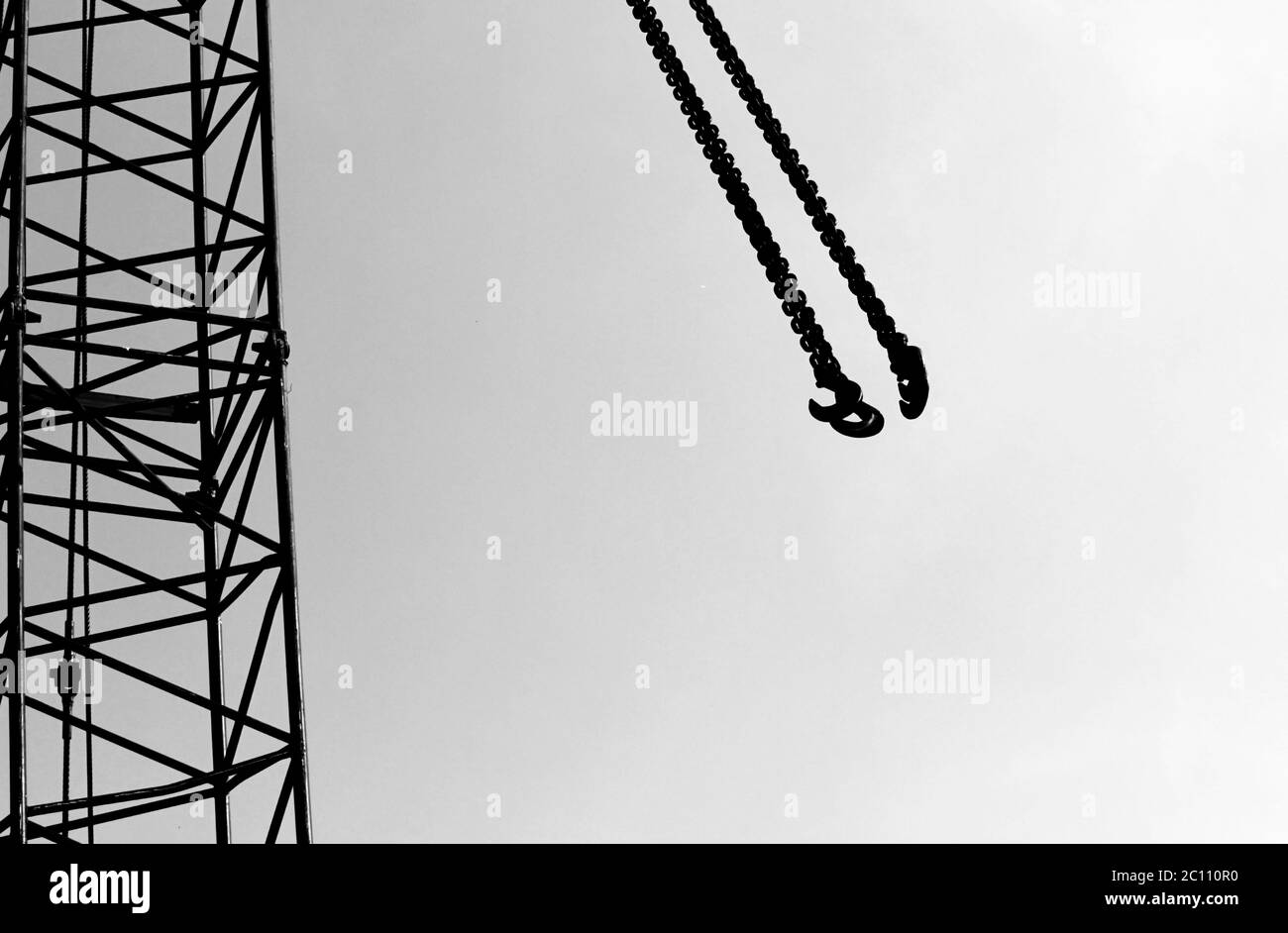 Gancio e il sollevamento del braccio macchinari in una costruzione sul sito bianco sfondo isolato Foto Stock