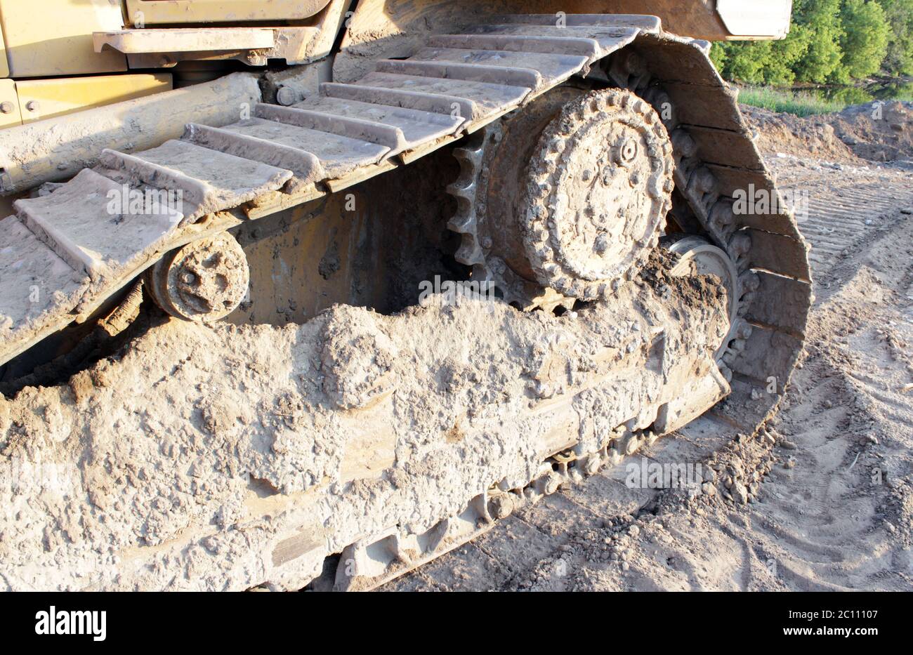 La Caterpillar Tractor bulldozer nel sito in costruzione durante il di incroci stradali Foto Stock