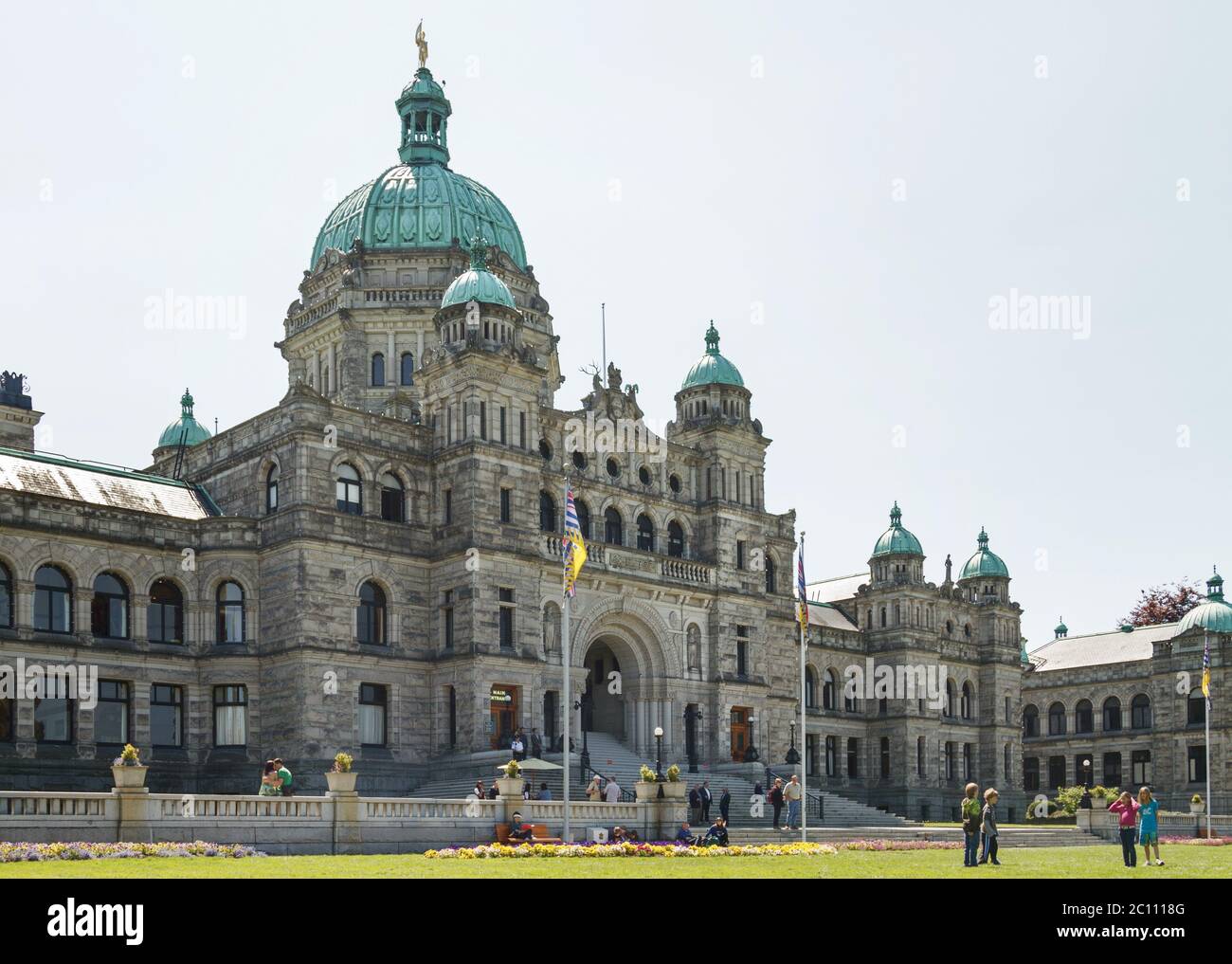 Persone in piedi davanti al Parlamento canadese a Victoria BC Foto Stock