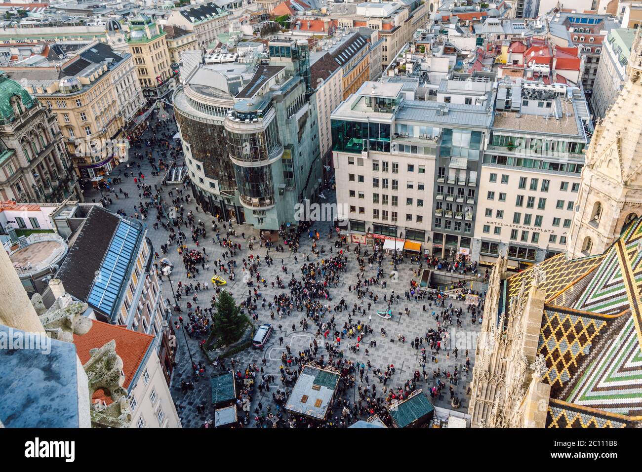 Vista aerea di Stephansplatz con i turisti dalla torre sud della Cattedrale di Santo Stefano (Stephandom) a Vienna, Austria. Foto Stock