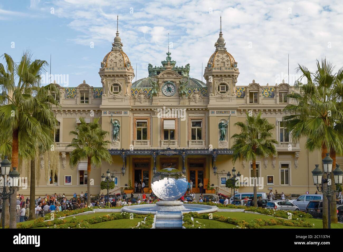 Persone che si riuniscono di fronte al famoso Casinò di Monte Carlo a Monaco Foto Stock