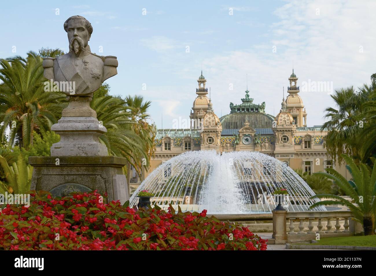 Statua di fronte al famoso Grand Casinò di Monte Carlo nel Principato di Monaco Foto Stock