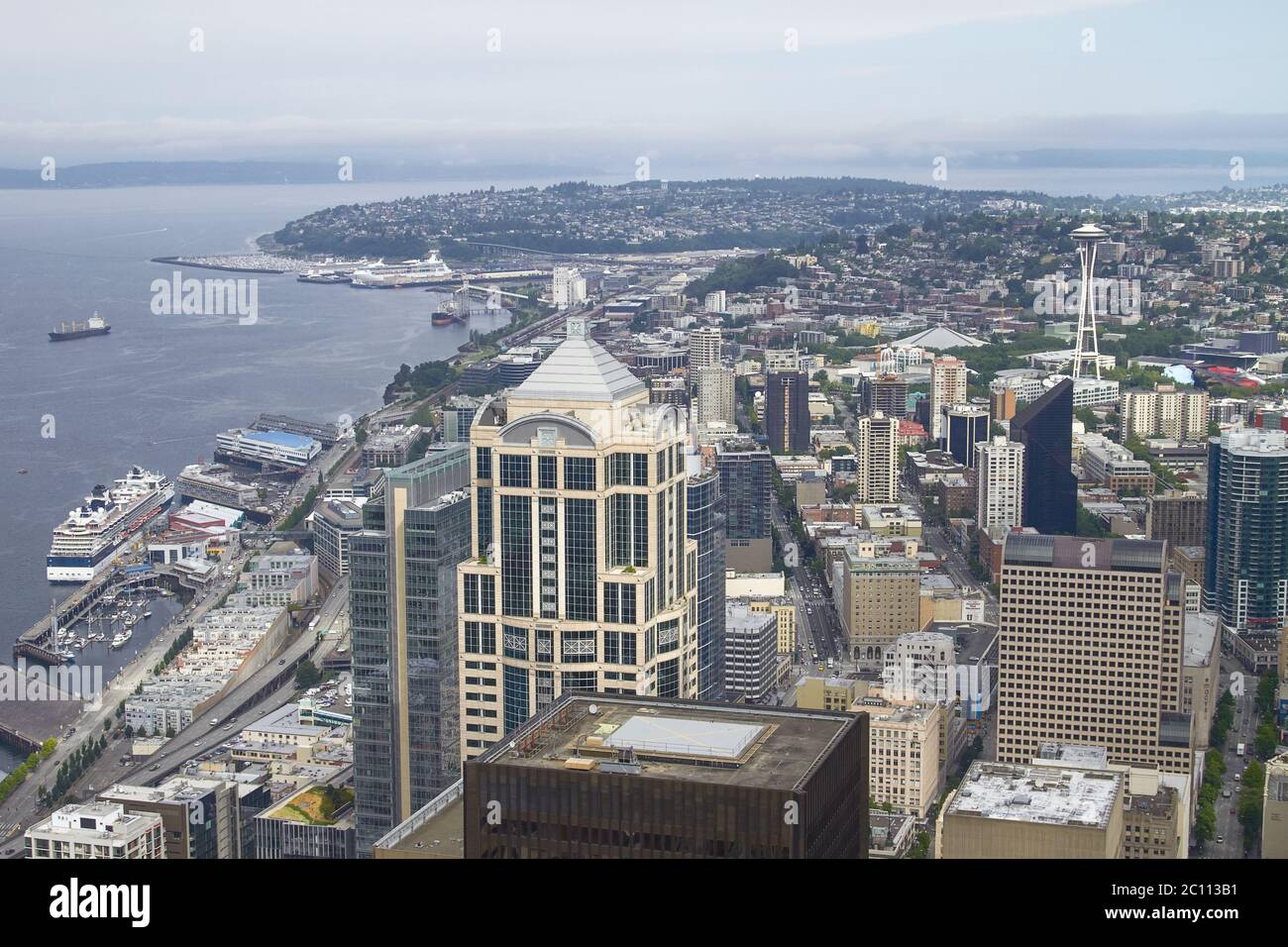 Skyline di Seattle e lo Space Needle torre dalla Columbia Center di Washington, Stati Uniti Foto Stock