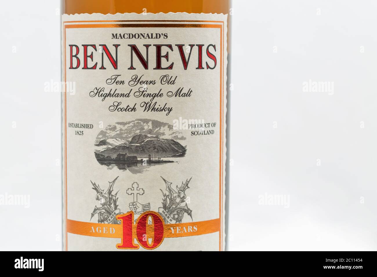 KIEV, UCRAINA - 21 SETTEMBRE 2019: Ben Nevis dieci anni Highland Single Malt Scotch Whisky bottiglia etichetta closeup su sfondo bianco. Ben Nevi Foto Stock