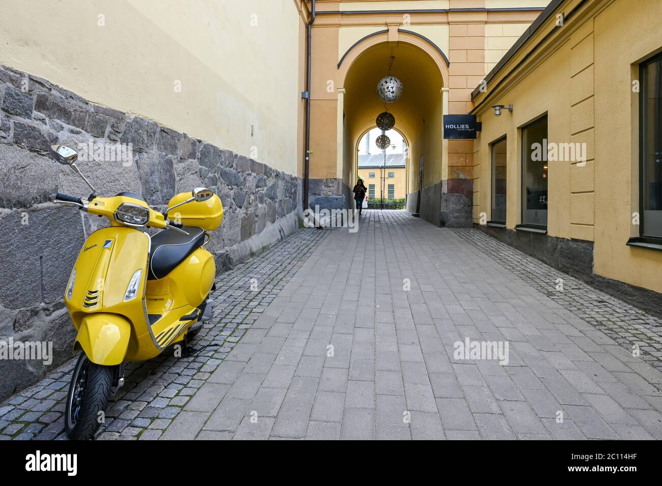 Piaggio Vespa Sprint 125 ABS parcheggiato nel blocco di Knappingsborg a Norrkoping, Svezia. Foto Stock