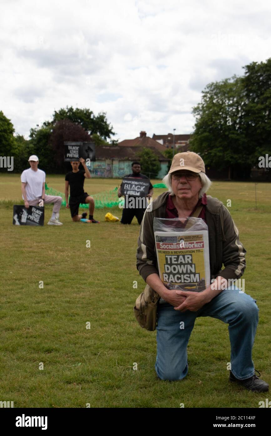 Londra, Regno Unito. 13 Giugno 2020. I manifestanti si riuniscono ad Alexandra Park, Surbiton, per partecipare a una protesta a sostegno del movimento Black Lives Matter. Questo fine settimana, a causa dei timori di violenza da parte di gruppi di estrema destra nel centro di Londra, sono scoppiate proteste localizzate in tutta Londra. Credit: Liam Asman/Alamy Live News Foto Stock