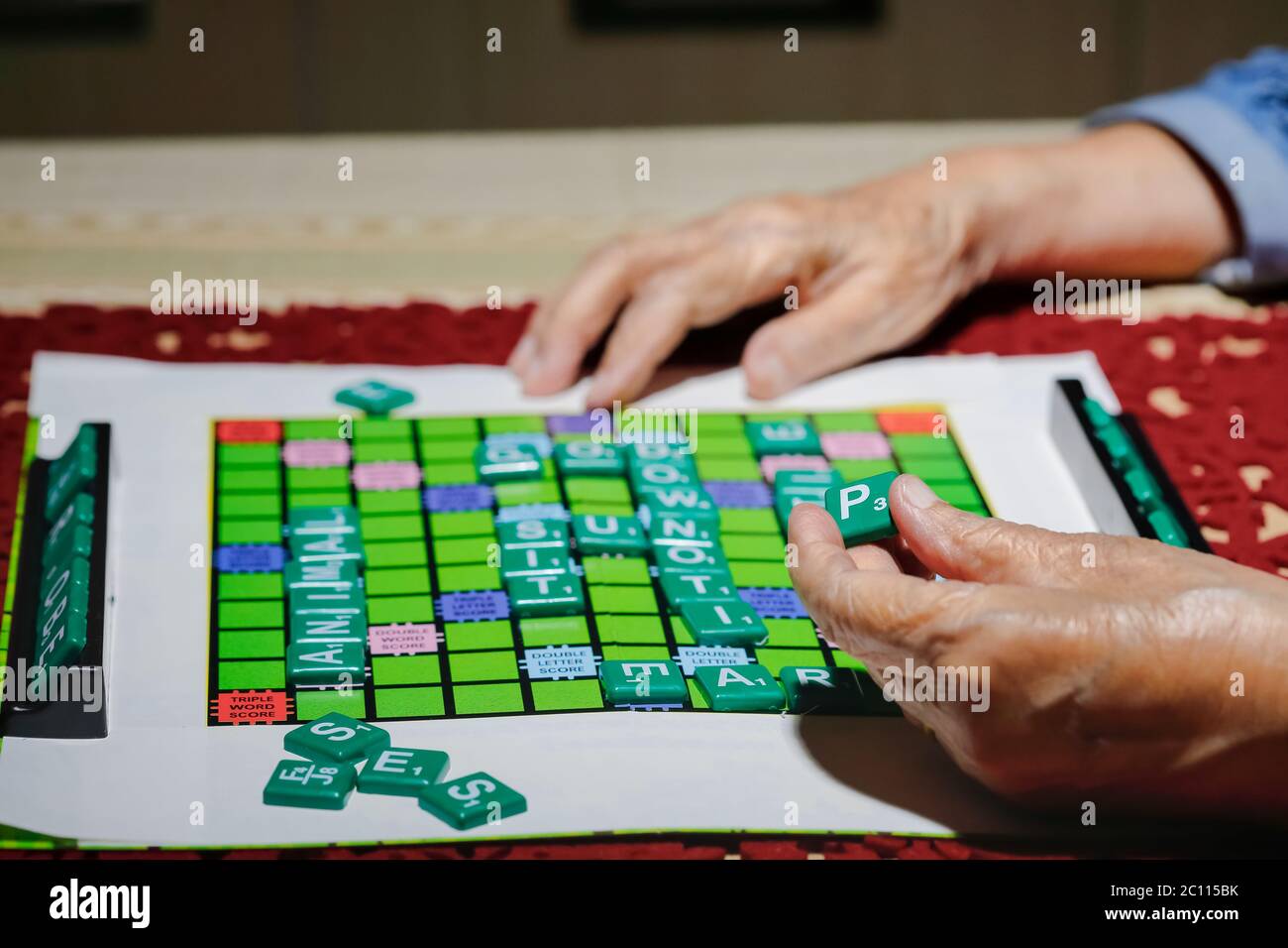 Crosswords per anziani, aiutano a migliorare la memoria e il cervello Foto Stock