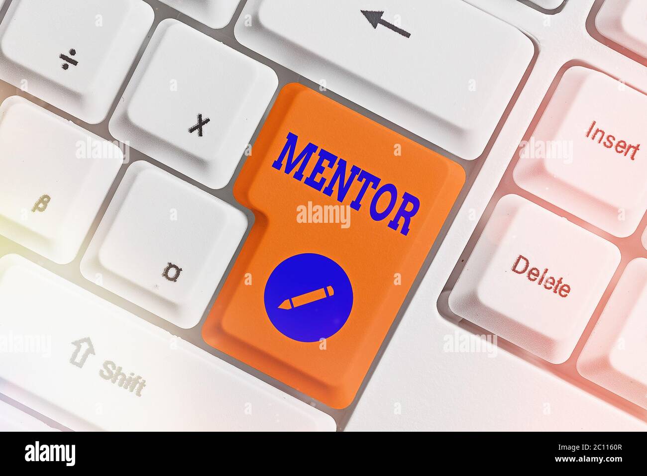 Guida per la scrittura di testo. Foto di lavoro che mostra un individuo che si allena e guida qualcuno che ha il potenziale Foto Stock