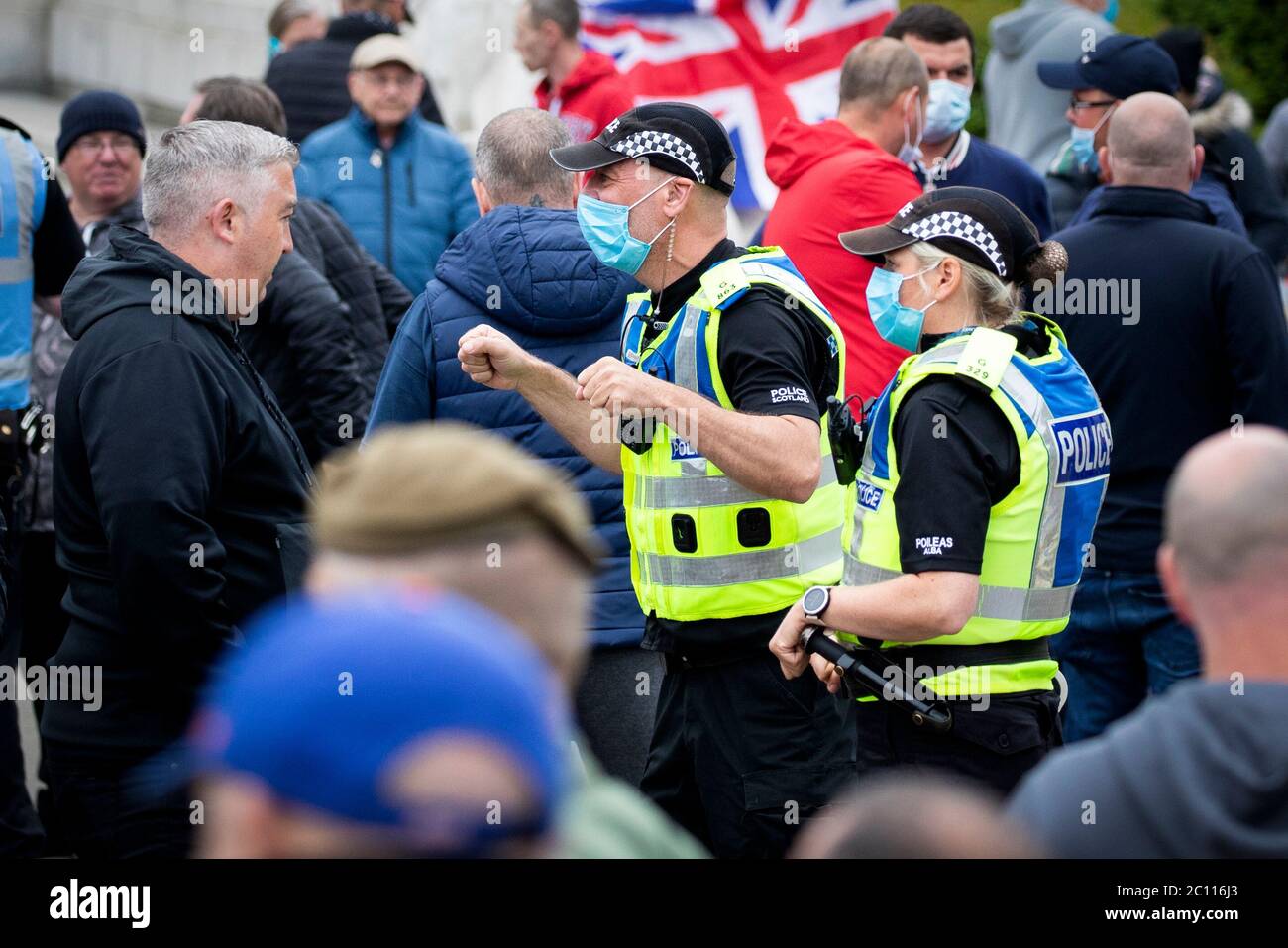 Gli attivisti si riuniscono al cenotafio di George Square, Glasgow, per proteggerlo da qualsiasi attacco di vandalismo dopo che la Lega della Difesa della Loyalist ha chiesto ai seguaci di riunirsi per un evento "Proteggi il Cenotafh" in risposta alle statue che vengono deaffrontate in Scozia dopo le dimostrazioni della materia Black Lives. Foto Stock