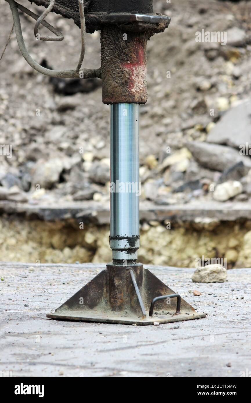 I forti piedini stabilizzatori del carrello sono estesi. Gamba di lavoro da una gru. Foto Stock