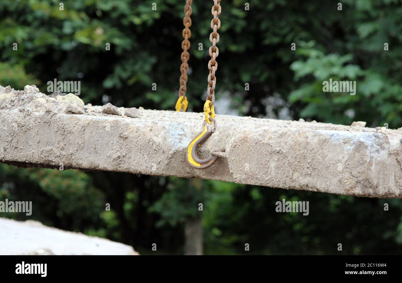 abbassare la lastra di calcestruzzo e creare una protezione dei condotti dei tubi dell'acqua da eventuali danni durante i lavori di riparazione Foto Stock