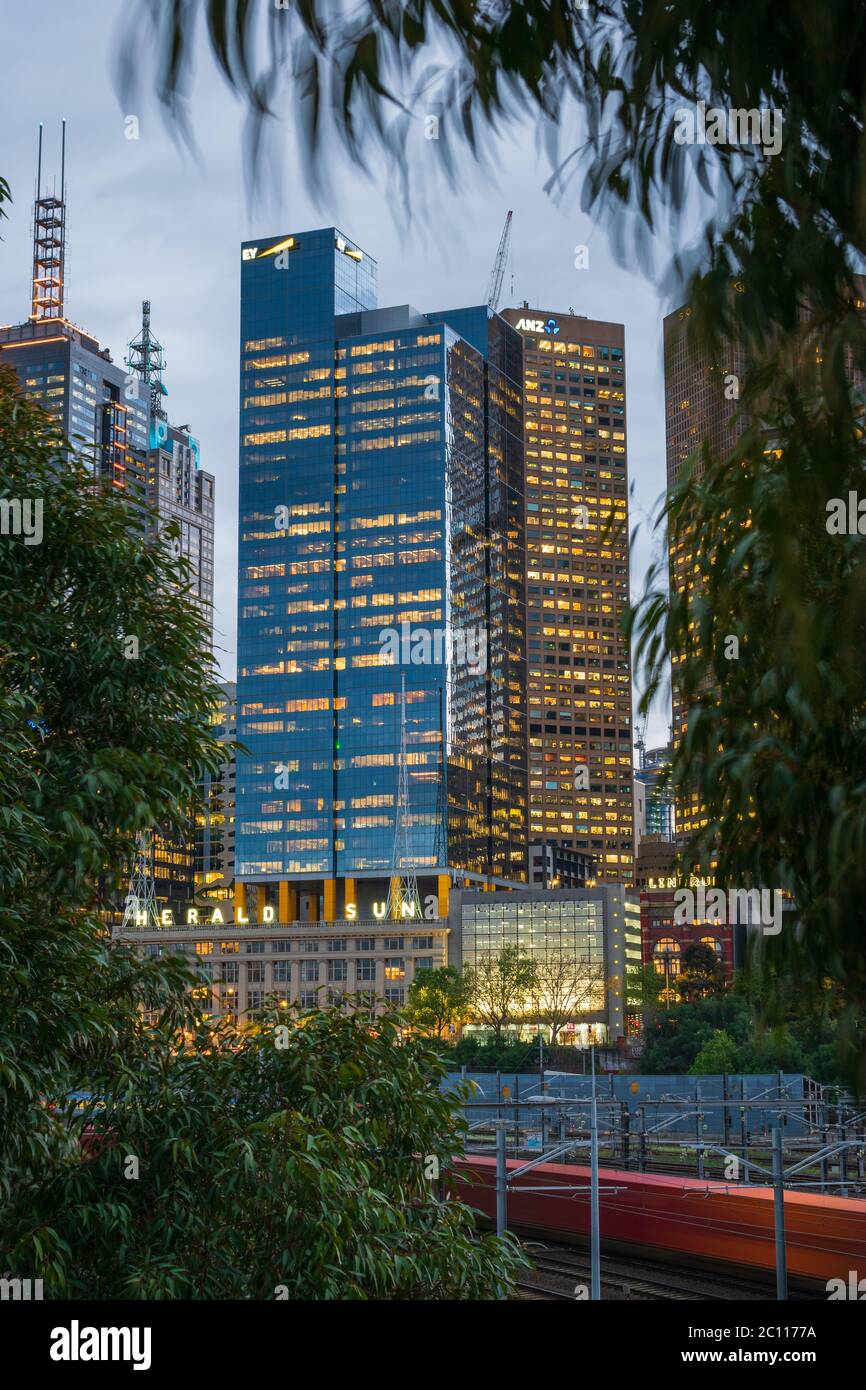 MELBOURNE, AUSTRALIA - 18 ottobre 2019: L'edificio espositivo 108 incorniciato da alberi. L'edificio è l'ufficio di Melbourne per EY, un grande quattro conti Foto Stock