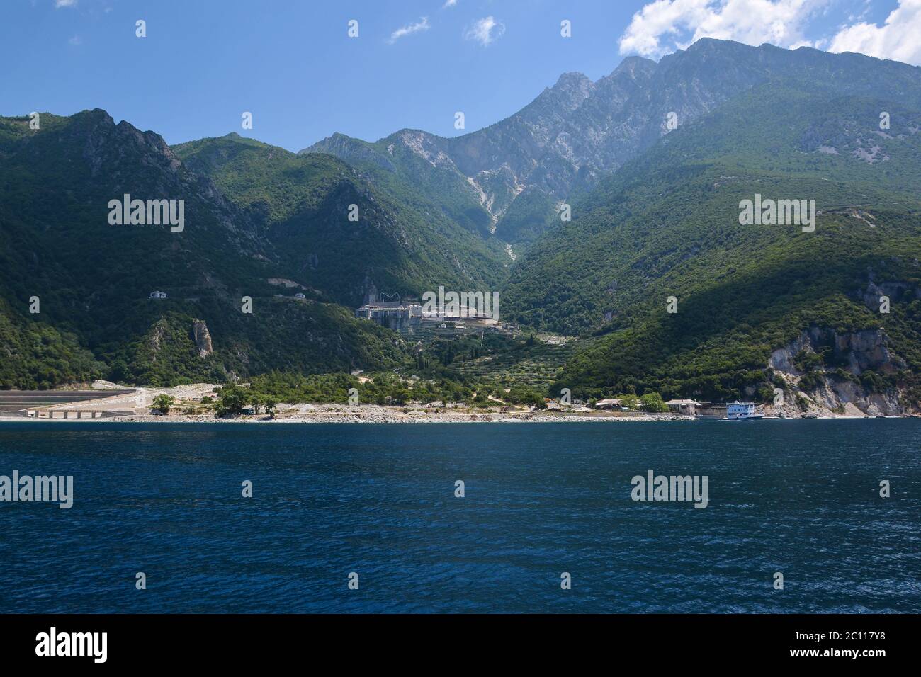 Vista dal mare al Monte Athos, Monte Sacro, Halkidiki, Grecia. Foto Stock