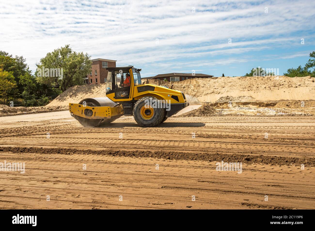la pala bulldozer montata anteriormente sta ruotando in un'area sabbiosa Foto Stock