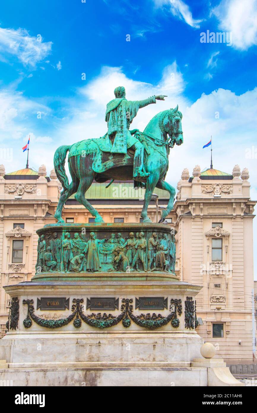 Monumento al Principe Mihailo sullo sfondo della costruzione del Museo Nazionale di Belgrado, Serbia. Foto Stock