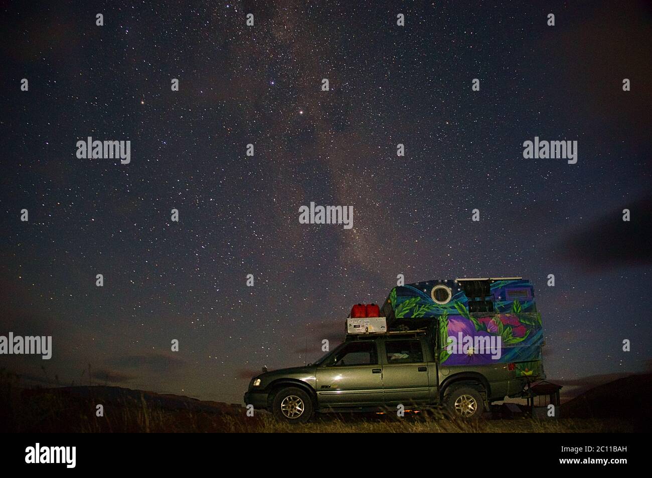 Campervan sotto le stelle con il modo lattiginoso Foto Stock