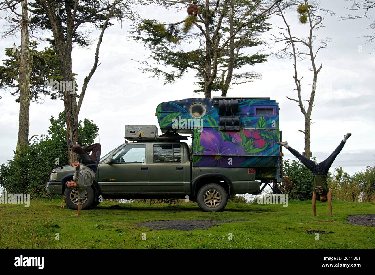 Coppia in posa in tribuna davanti al loro Campervan in Sud America Foto Stock