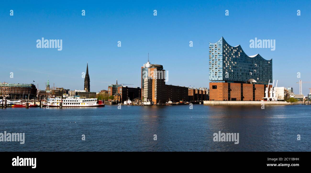 Vista sul fiume Elba verso Elbphilharmonie e l'Hanseatic Trade Center; Amburgo; Germania Foto Stock