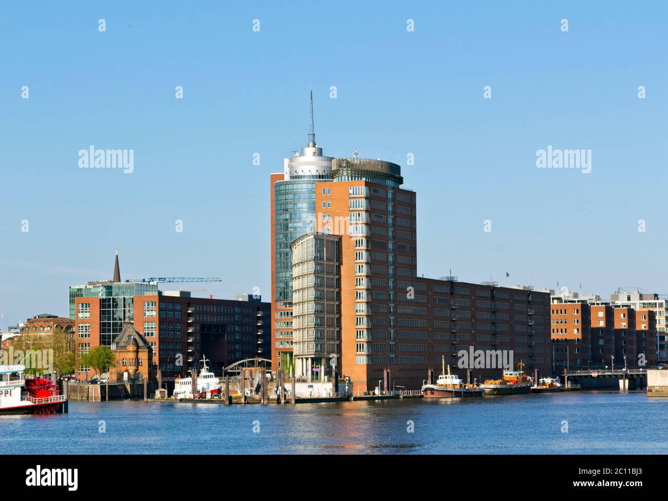 Vista sul fiume Elba verso l'Hanseatic Trade Center e Hafencity Foto Stock