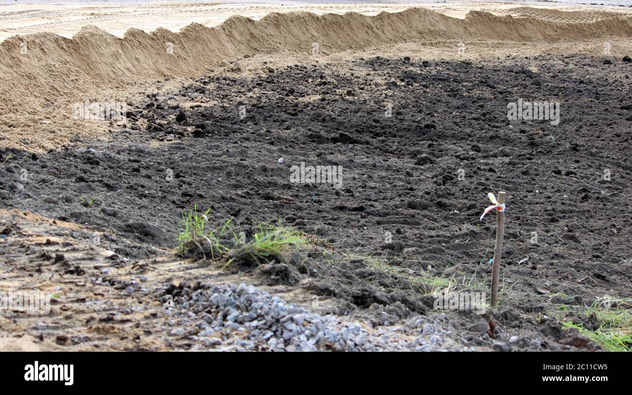 terreno coperto di torba, scavato fuori l'escavatore terrestre in preparazione alla costruzione della strada. L'area Foto Stock