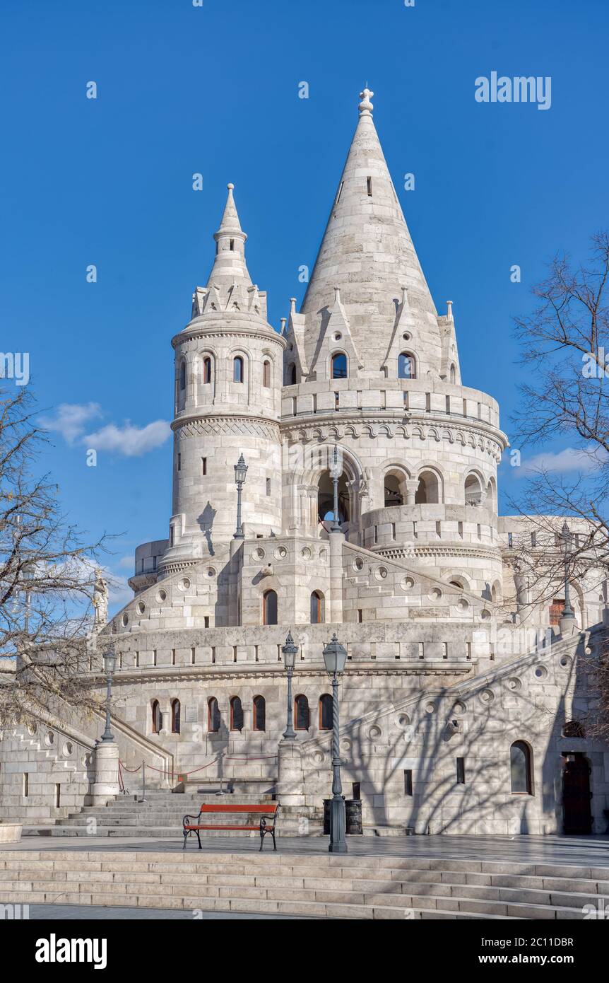 Castello bianco Bastione dei pescatori a Budapest mattina invernale con cielo blu Foto Stock