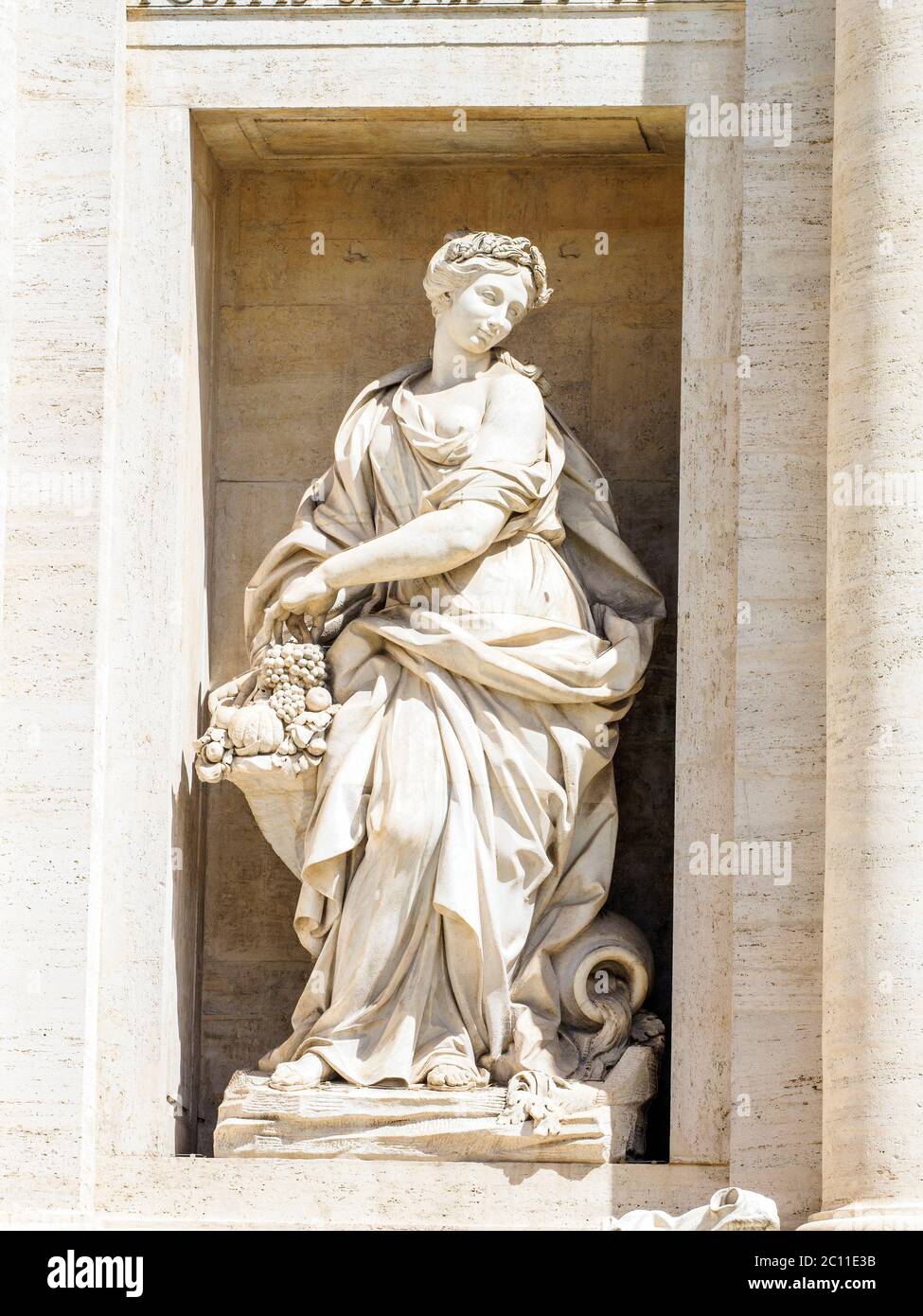 Statua in una delle due nicchie laterali della fontana di Trevi raffigurante abbondanza - Roma, Italia Foto Stock