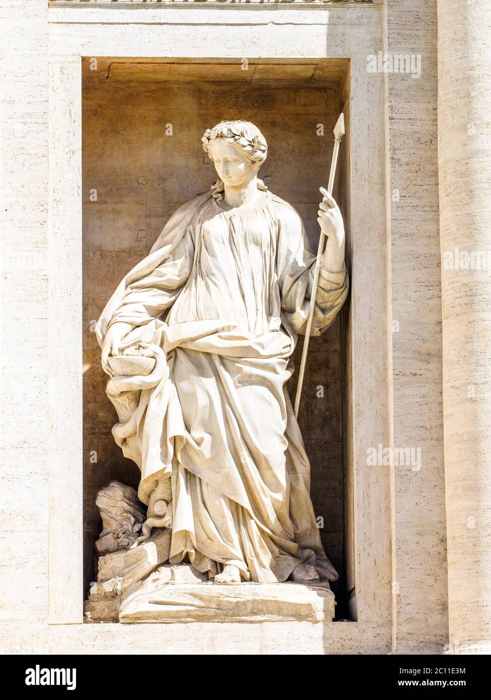 Statua in una delle due nicchie laterali della fontana di Trevi raffigurante la Salute - Roma, Italia Foto Stock